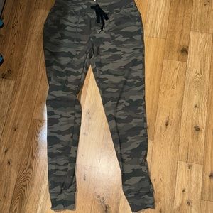 Zyia size small green camo joggers